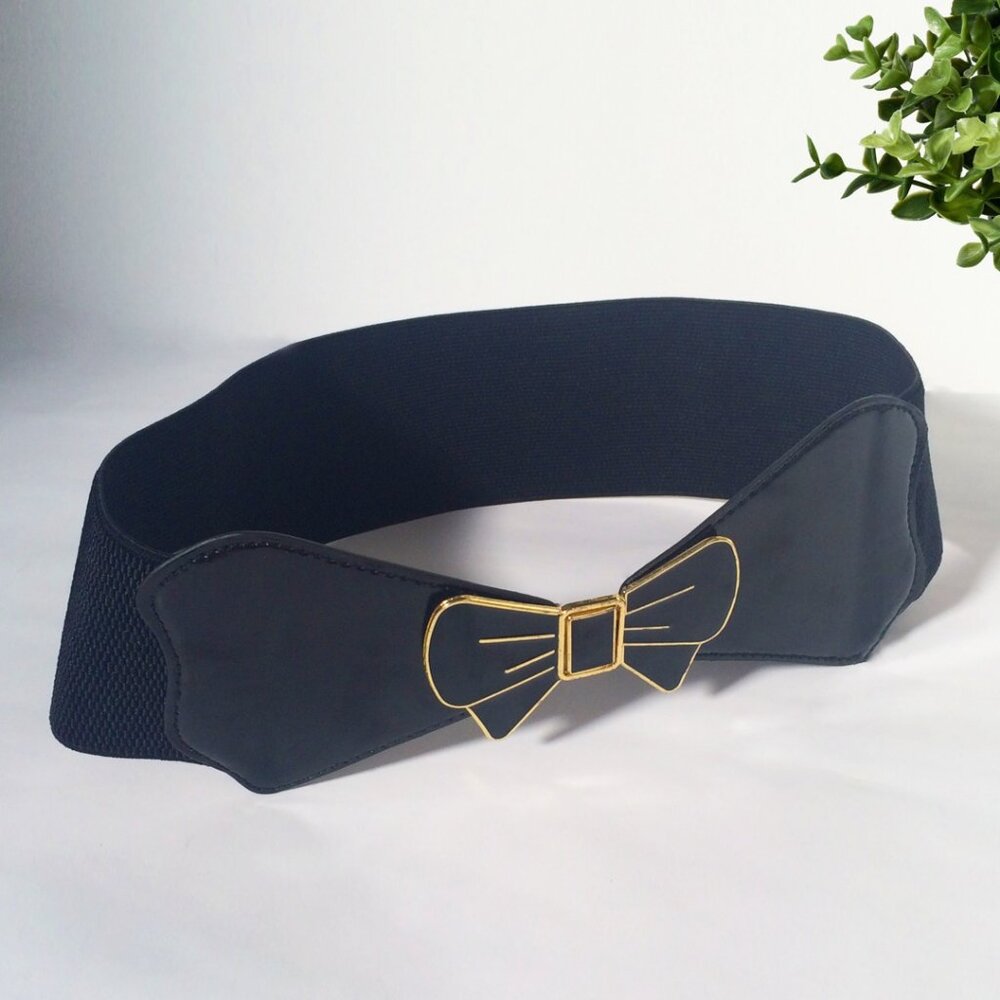 Elastic belt with bow locket-style buckle